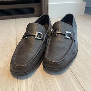 Ferragamo Men’s leather loafers in dark brown, size 10 like new